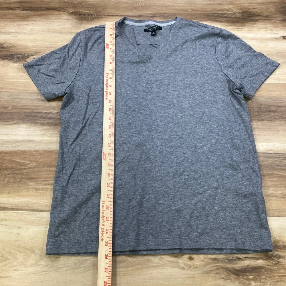 Banana Republic T-Shirt Men M Minimalist Luxury Touch Cotton V-Neck Grey Classic
